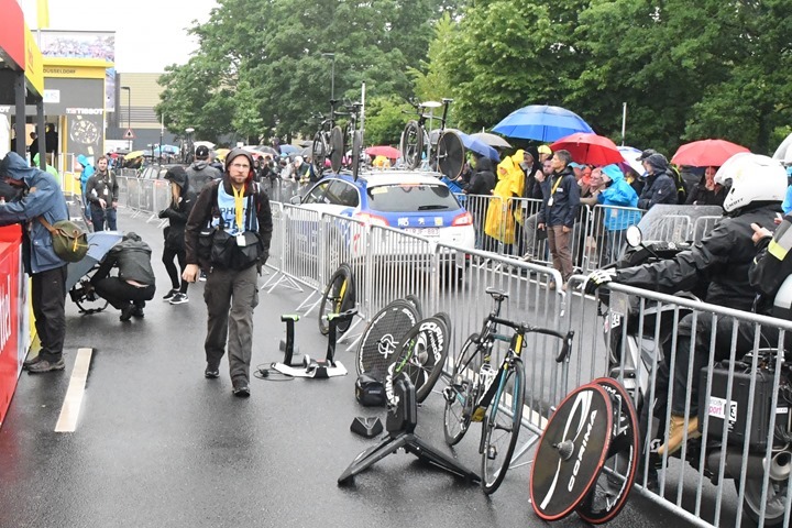 TdF2017-TrainersLeftAlone