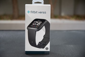 Fitbit-Versa-Box-Front