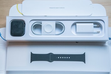 AppleWatchSeries4-Box-Straps